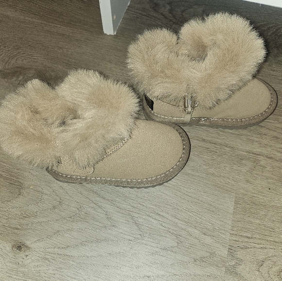Winter toddler tan boots & winter hat - Picture 8 of 8